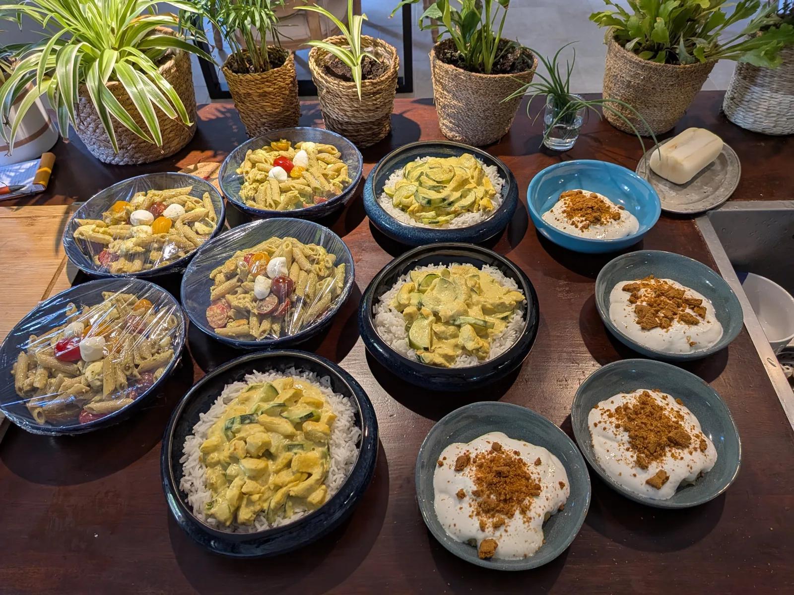 Pâtes au pesto, curry de poulet aux courgettes et desserts au spéculoos
