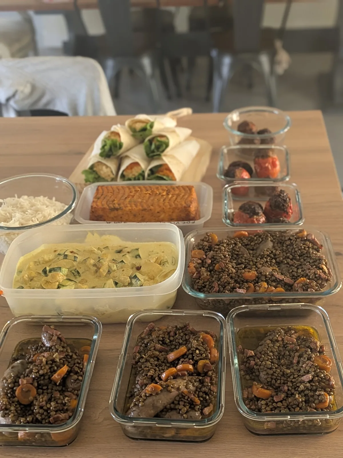 Lentilles aux carottes et saucisses, curry de courgettes, wraps et tomates farcies