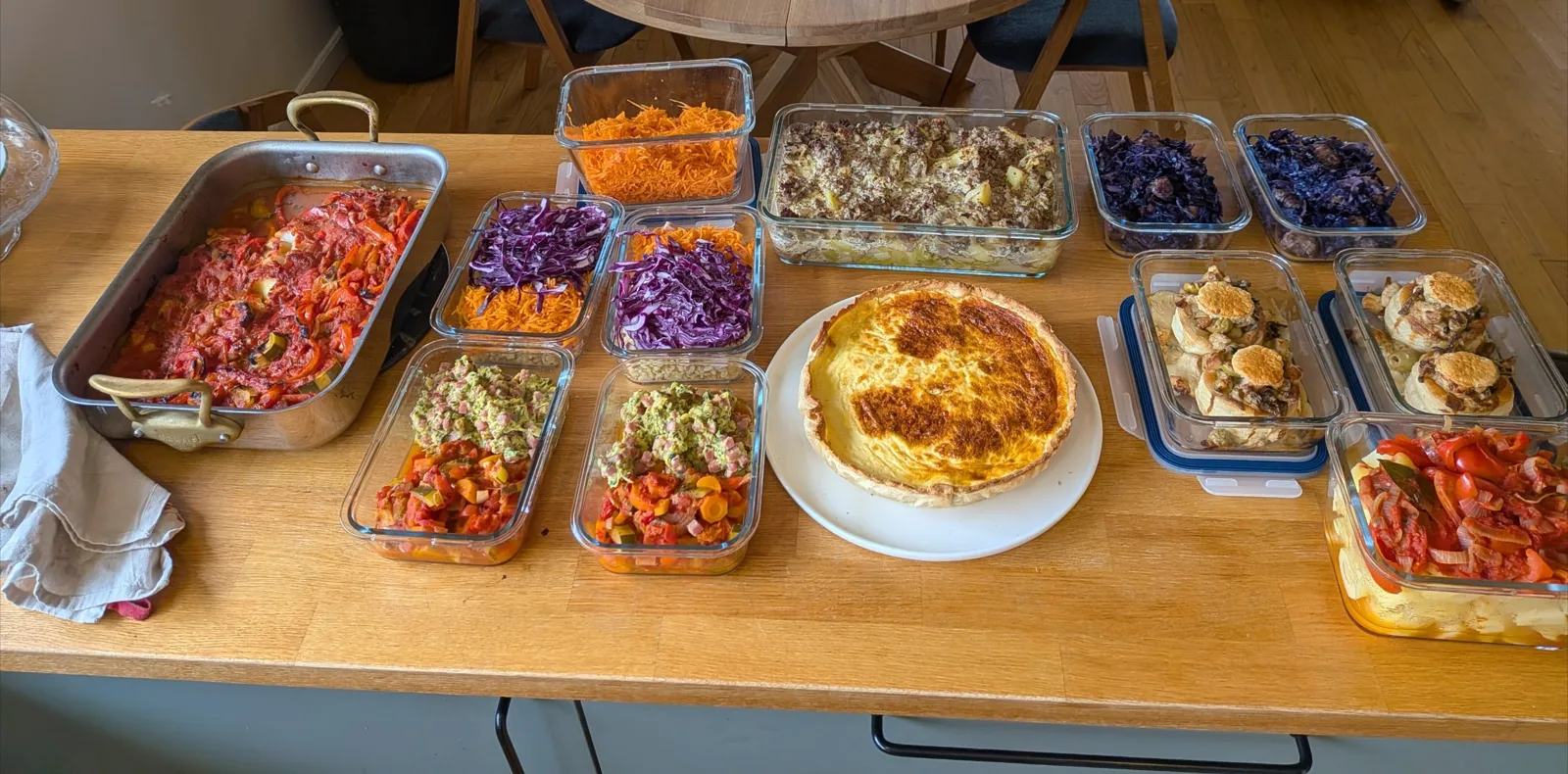 Quiche, crudités de chou rouge et carottes, gratin et légumes mijotés