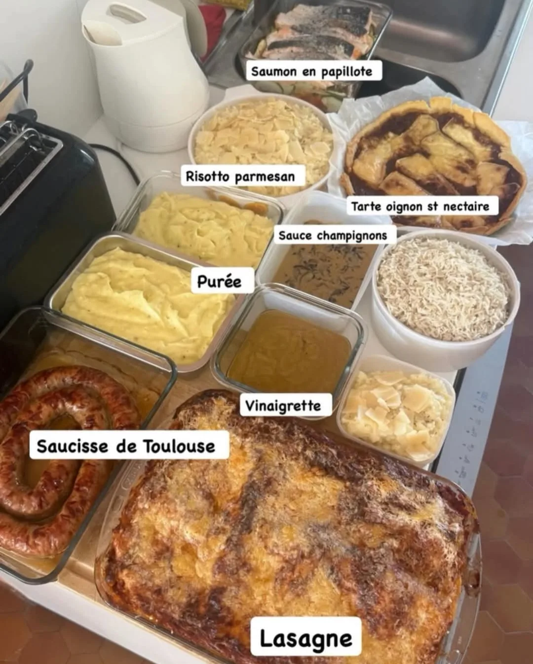 Lasagnes, saucisse de Toulouse, purée, risotto, saumon en papillote et tarte à l'oignon
